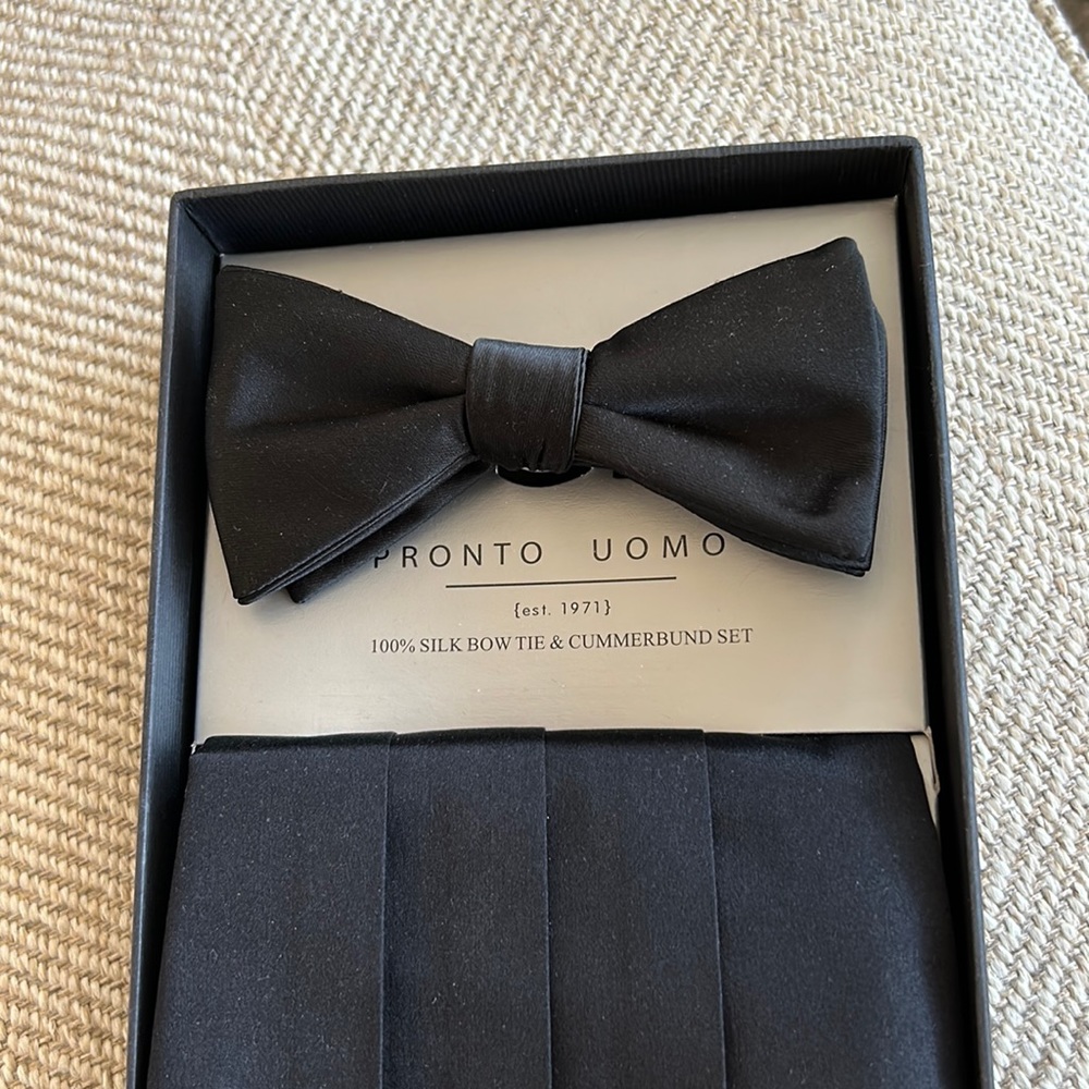 100% Silk BowTie/Cummerbund set like new.
